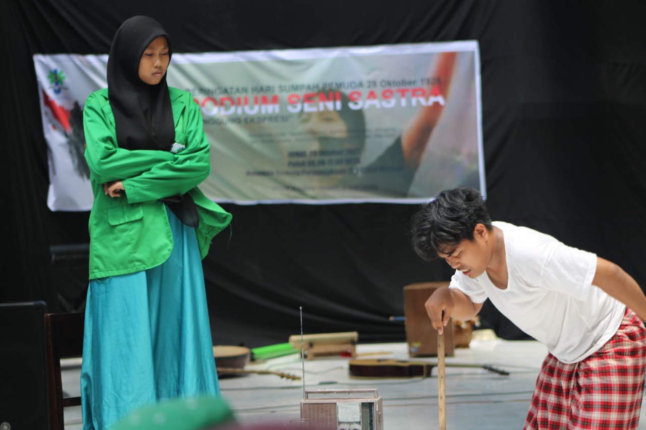 MEMPERINGATI HARI SUMPAH PEMUDA, UKM SENI BUNGA KODZA STAIN MAJENE  MENGGELAR PODIUM SENI SASTRA