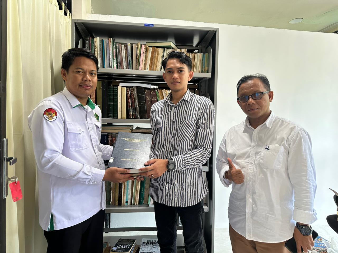 Keluarga Prof. Dr. H. M. Mawardi Jalaluddin, Lc., M.Ag., Ph.D. Hibahkan Koleksi Buku Berharga ke Perpustakaan STAIN Majene