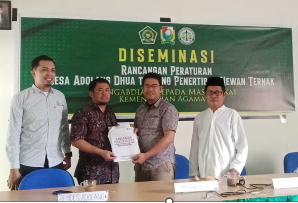 Diseminasi dan Penyerahanan Rancangan Peraturan Desa Penertiban Hew Ternak di Desa Adolang Dhua